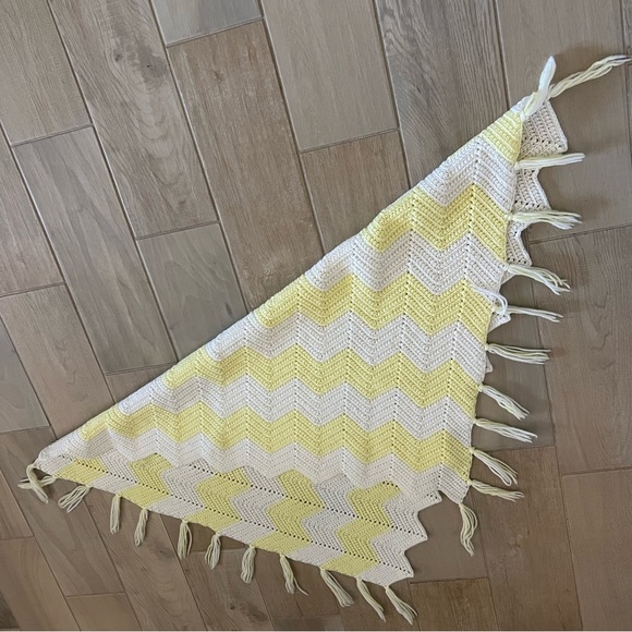 Vintage Handmade Crochet Knit Afghan Yellow And White Chevron - Picture 4 of 4